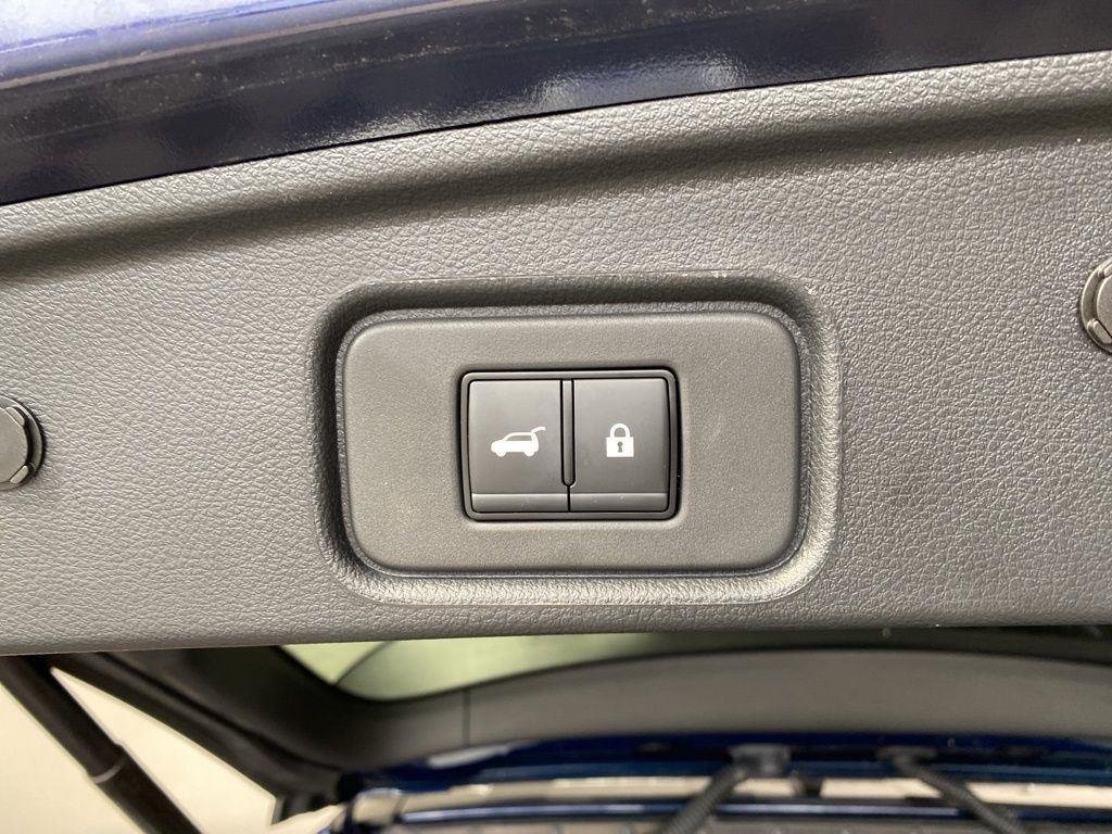 Used 2025 Deep Ocean Blue Nissan SL image 17