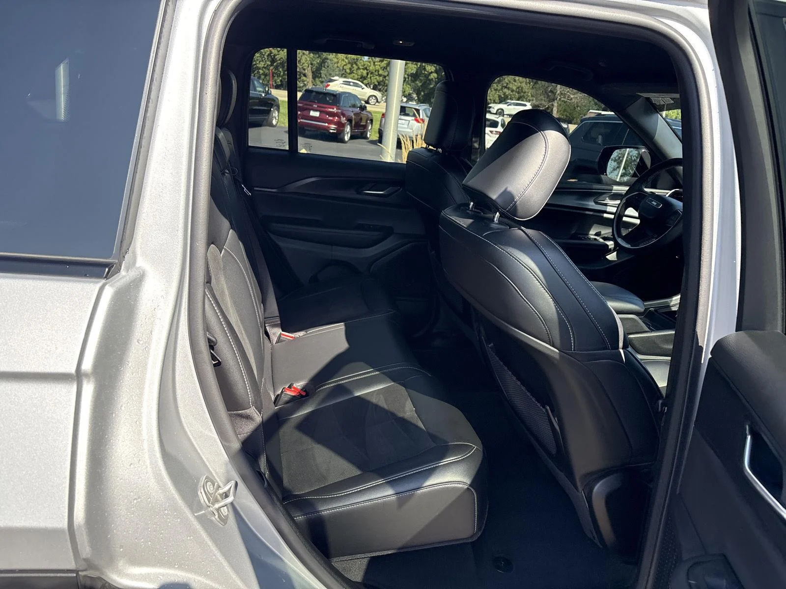 Used 2025 Silver Zynith Jeep Altitude image 13