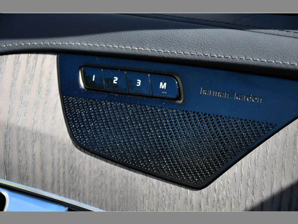 Used 2023 Onyx Black Metallic Volvo Ultimate image 29