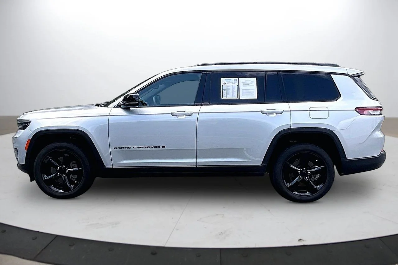 Used 2024 Silver Jeep Altitude X image 5