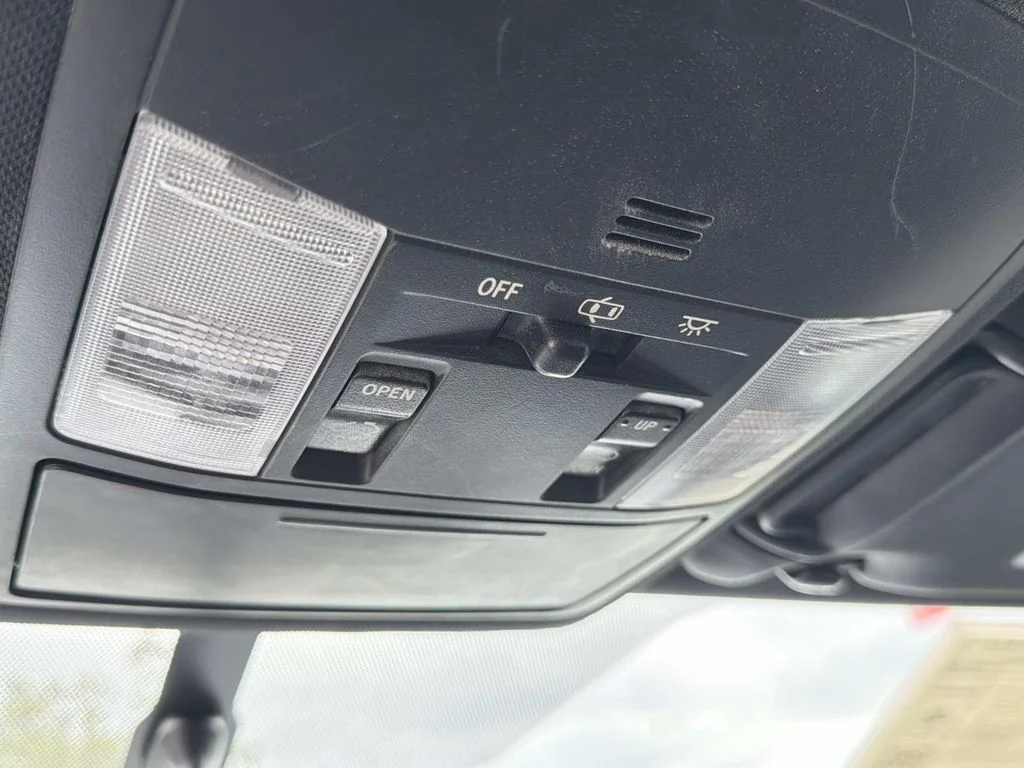 Used 2016 SUPER WHITE Toyota SE image 17