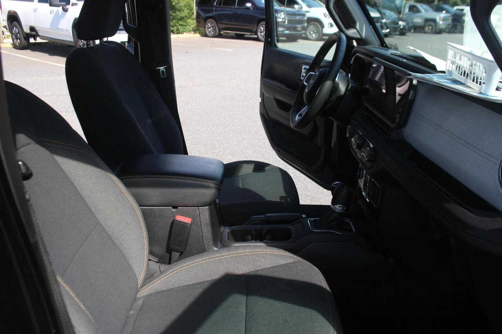 Used 2024  Jeep Sahara image 33
