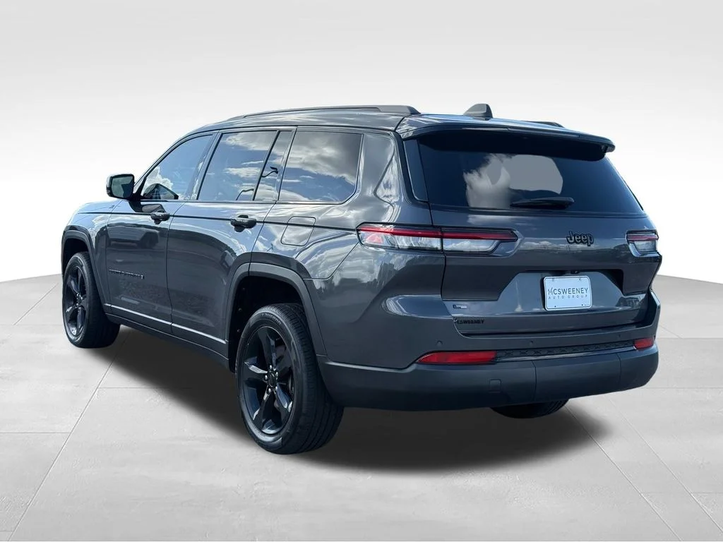 Used 2022 Gray Jeep Altitude image 3