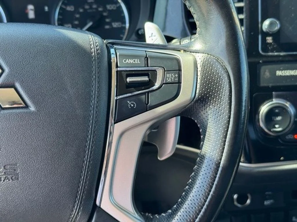 Used 2018  Mitsubishi SEL image 13