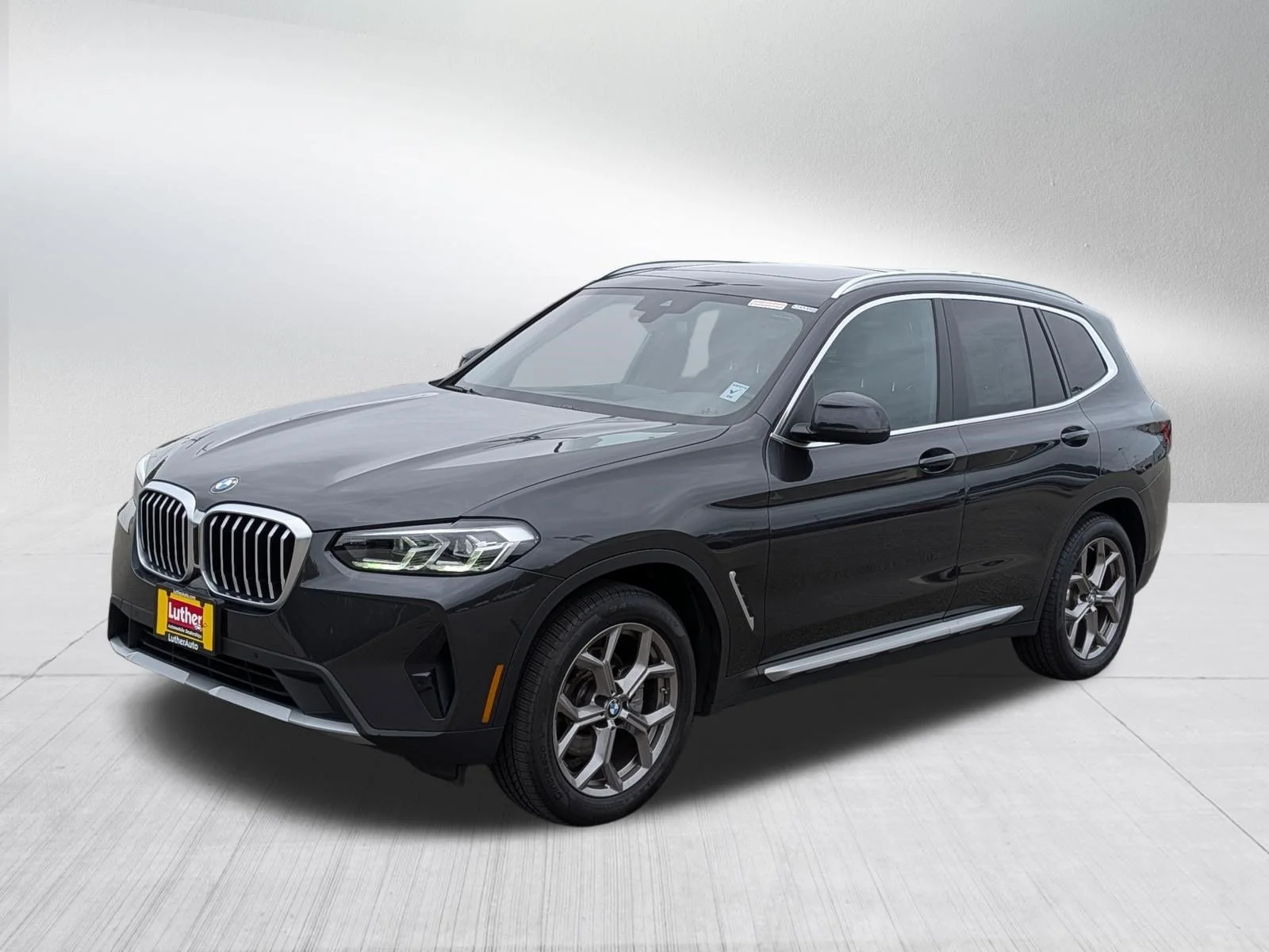 Used 2022 Dark Graphite Metallic BMW xDrive30i image 3