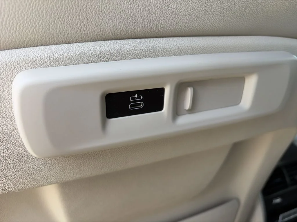 Used 2020 White BMW sDrive40i image 32