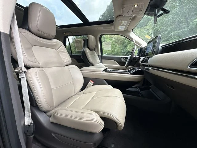 Used 2022 Black Lincoln Reserve image 27