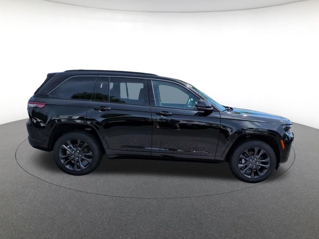 New 2026 Diamond Black Crystal Pearl-Coat Exterior Paint Jeep Limited Reserve image 4