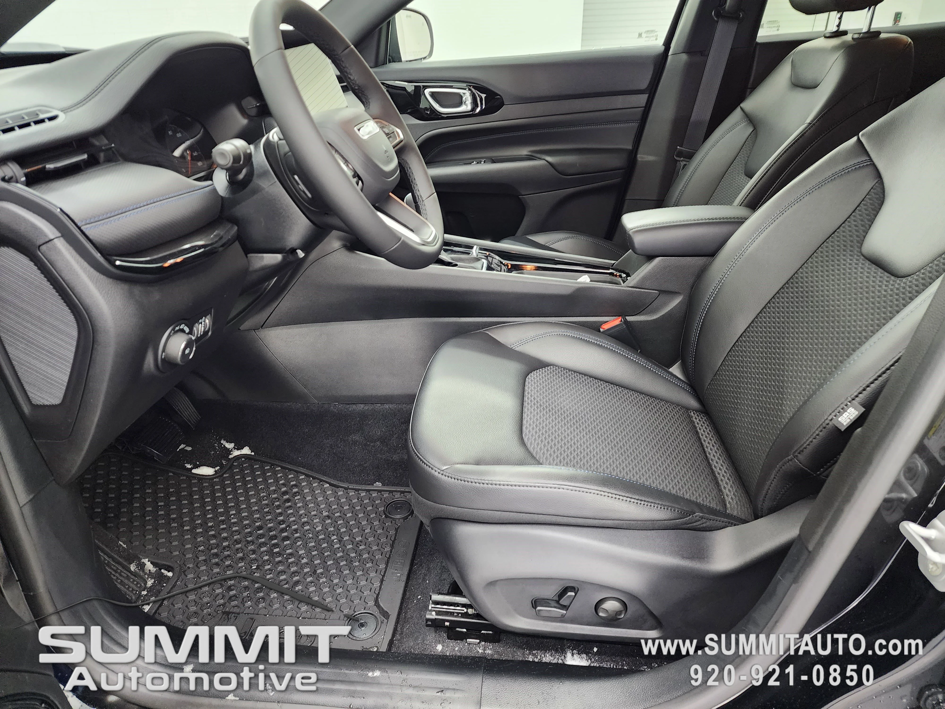 New 2026 Diamond Black Crystal Pearl-Coat Exterior Paint Jeep Latitude image 7