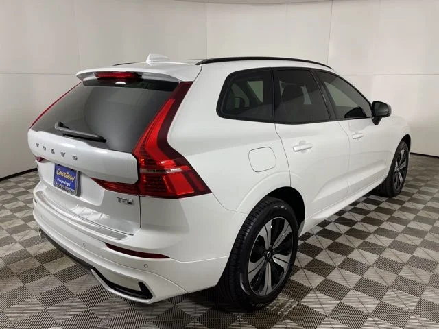 Certified Used 2025 Crystal White Volvo Core image 12