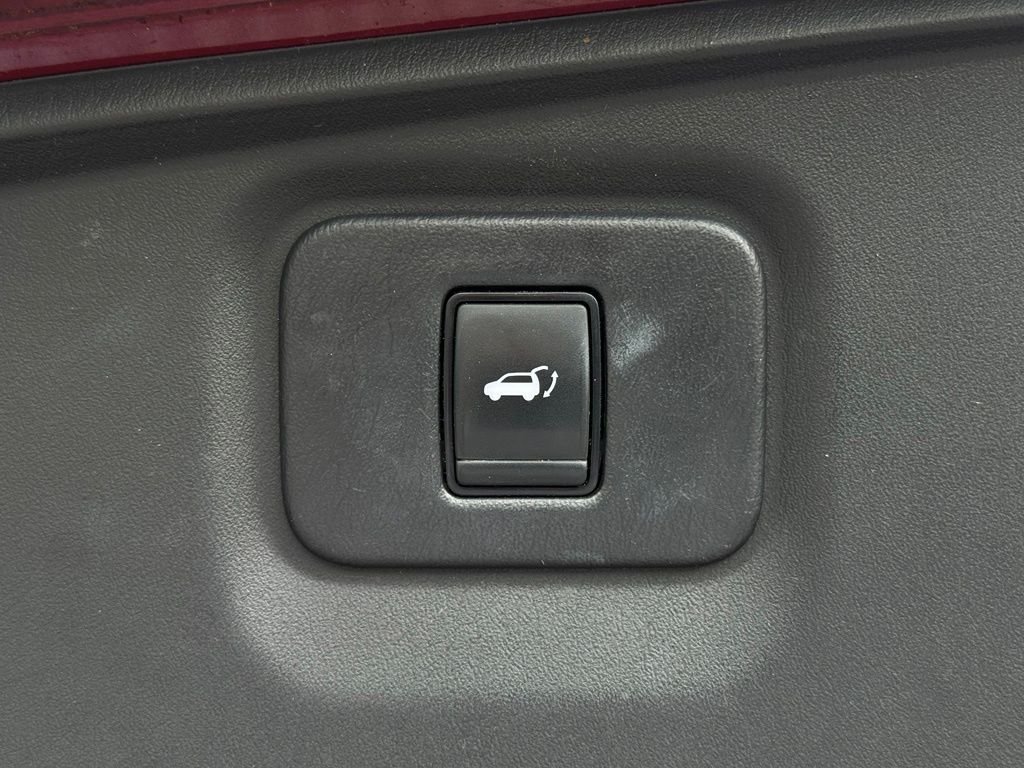Used 2018 Red Nissan SL image 16