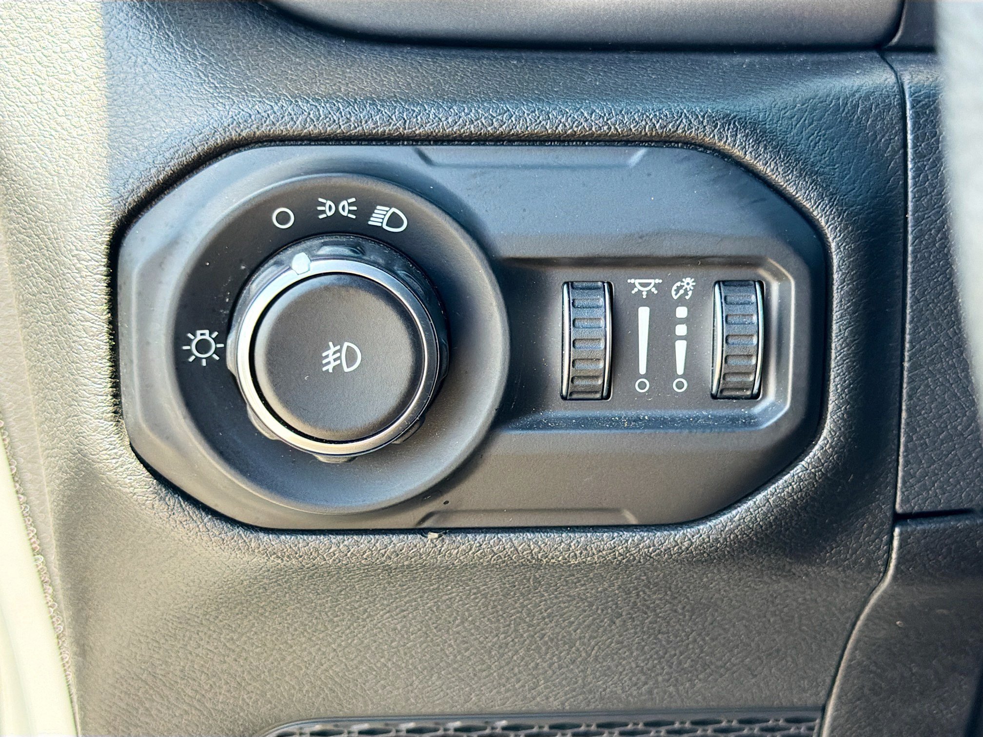 Used 2021 Sting-Gray Clearcoat Jeep Unlimited Willys Sport image 33