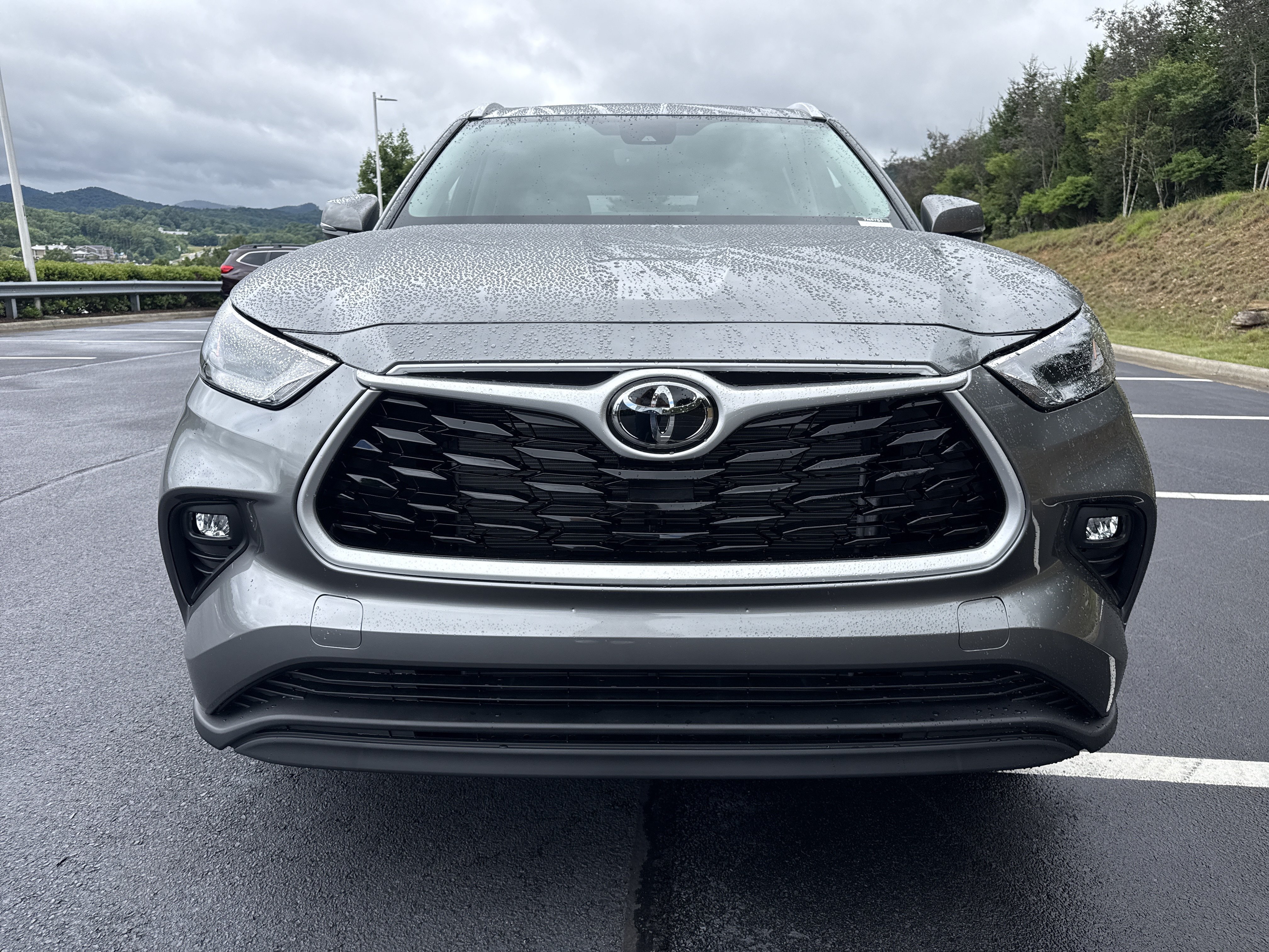 Used 2020 Moon Dust Toyota Hybrid XLE image 25