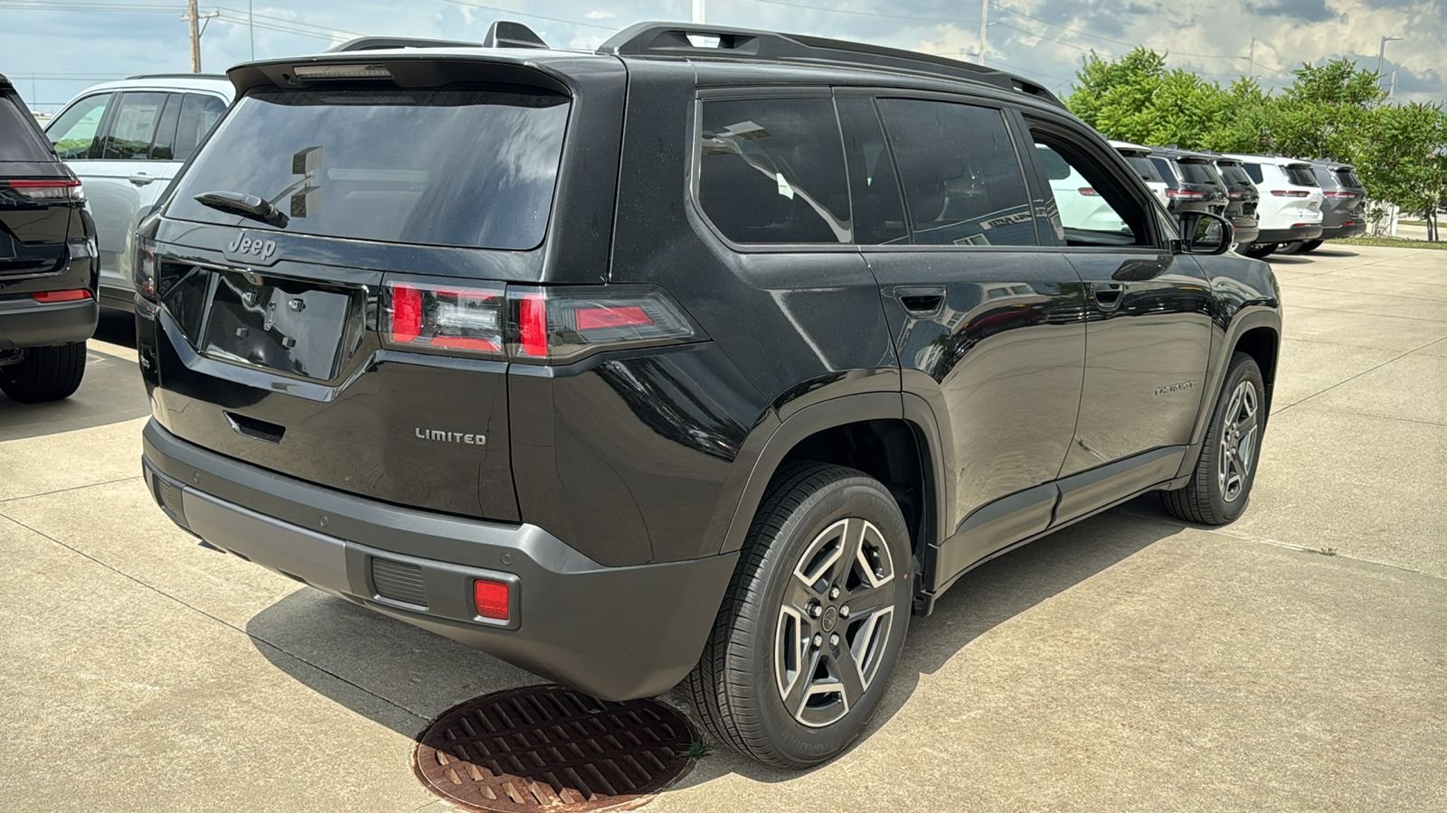 New 2026 Diamond Black Crystal Pearl-Coat Exterior Paint Jeep Limited image 16