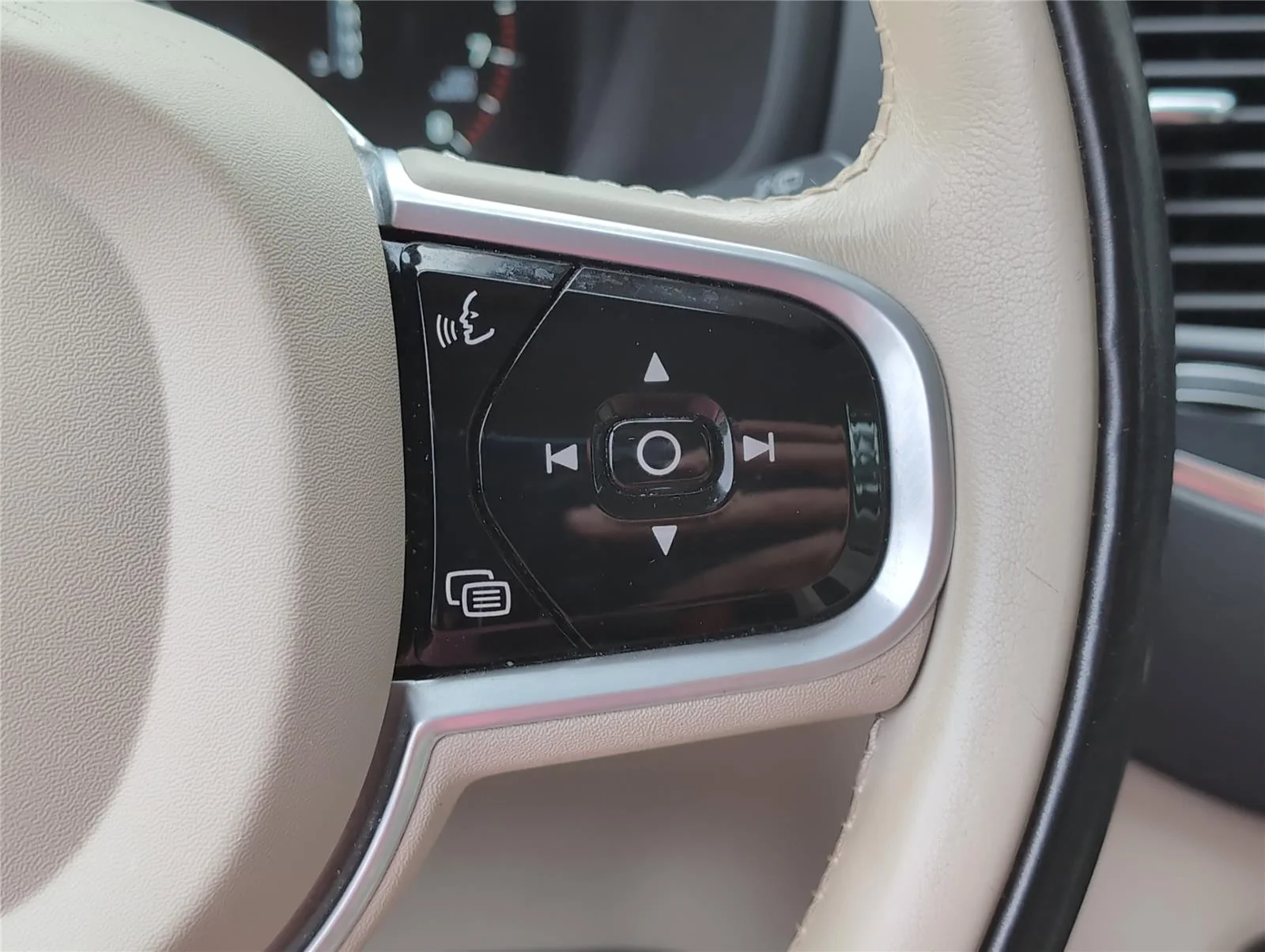Used 2020 Crystal White Metallic Volvo Momentum image 25