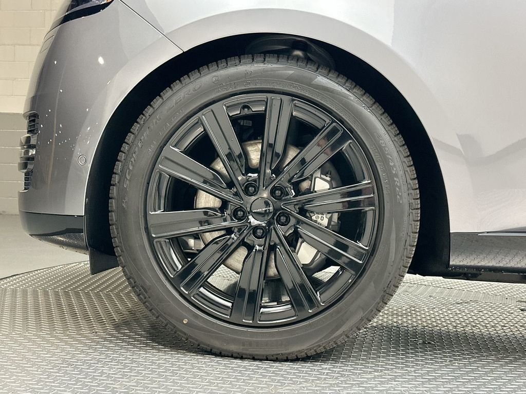 New 2026 Eiger Grey Metallic Land Rover SE image 5