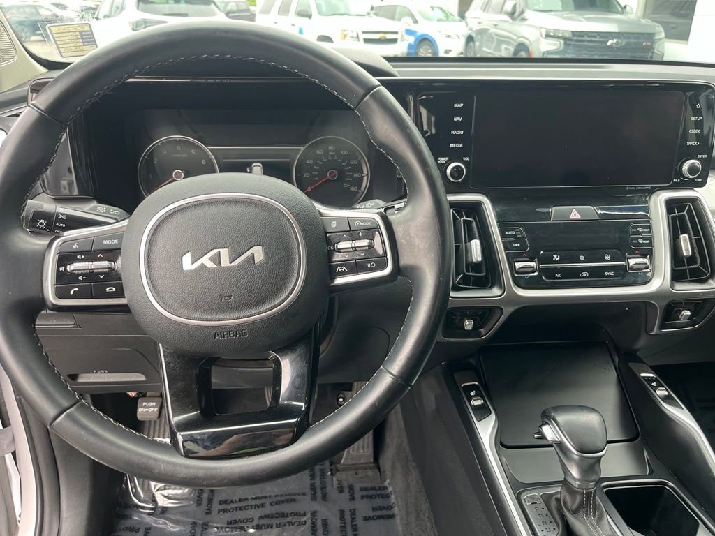 Used 2022 White Kia S image 33