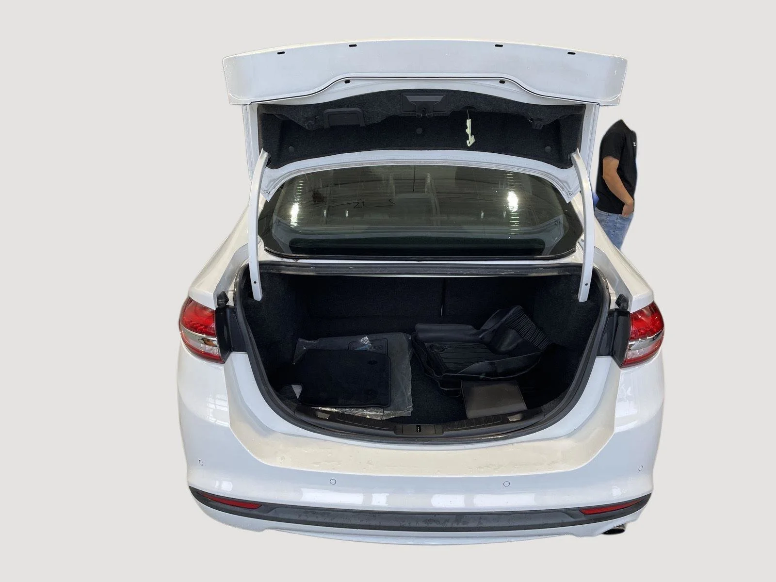 Used 2017 Oxford White Ford SE image 16