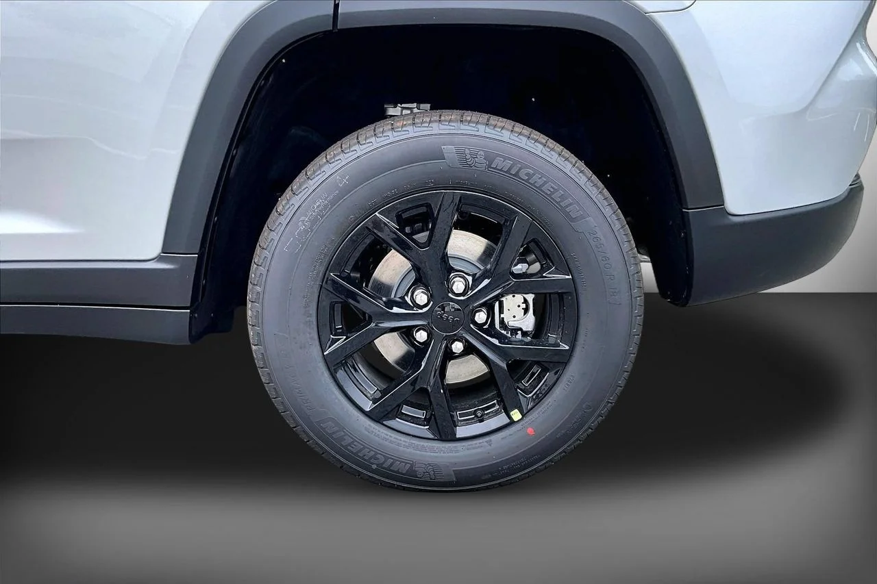 New 2026 Silver Zynith Jeep Altitude image 33