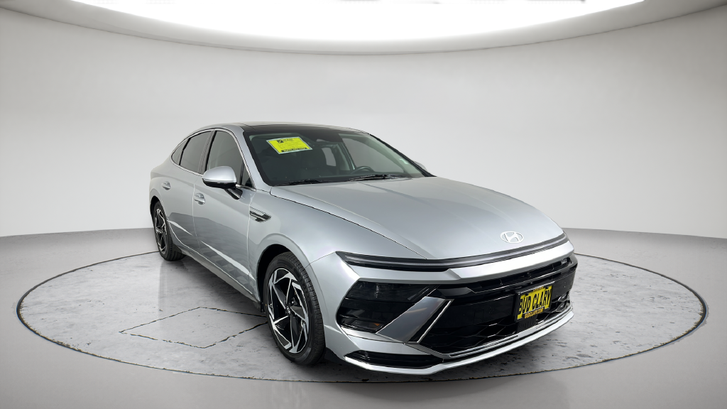 Used 2025 Silver Hyundai SEL Convenience image 5