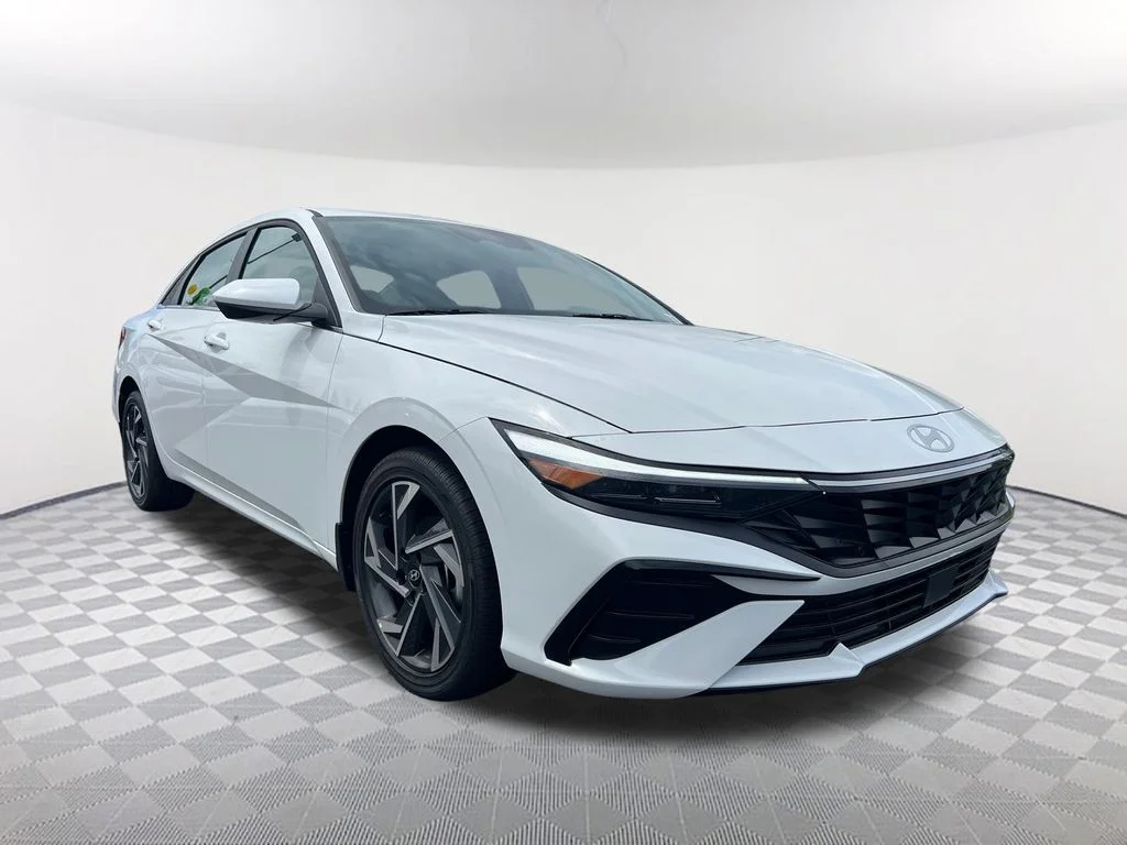 Used 2025 White Hyundai SEL Convenience image 3