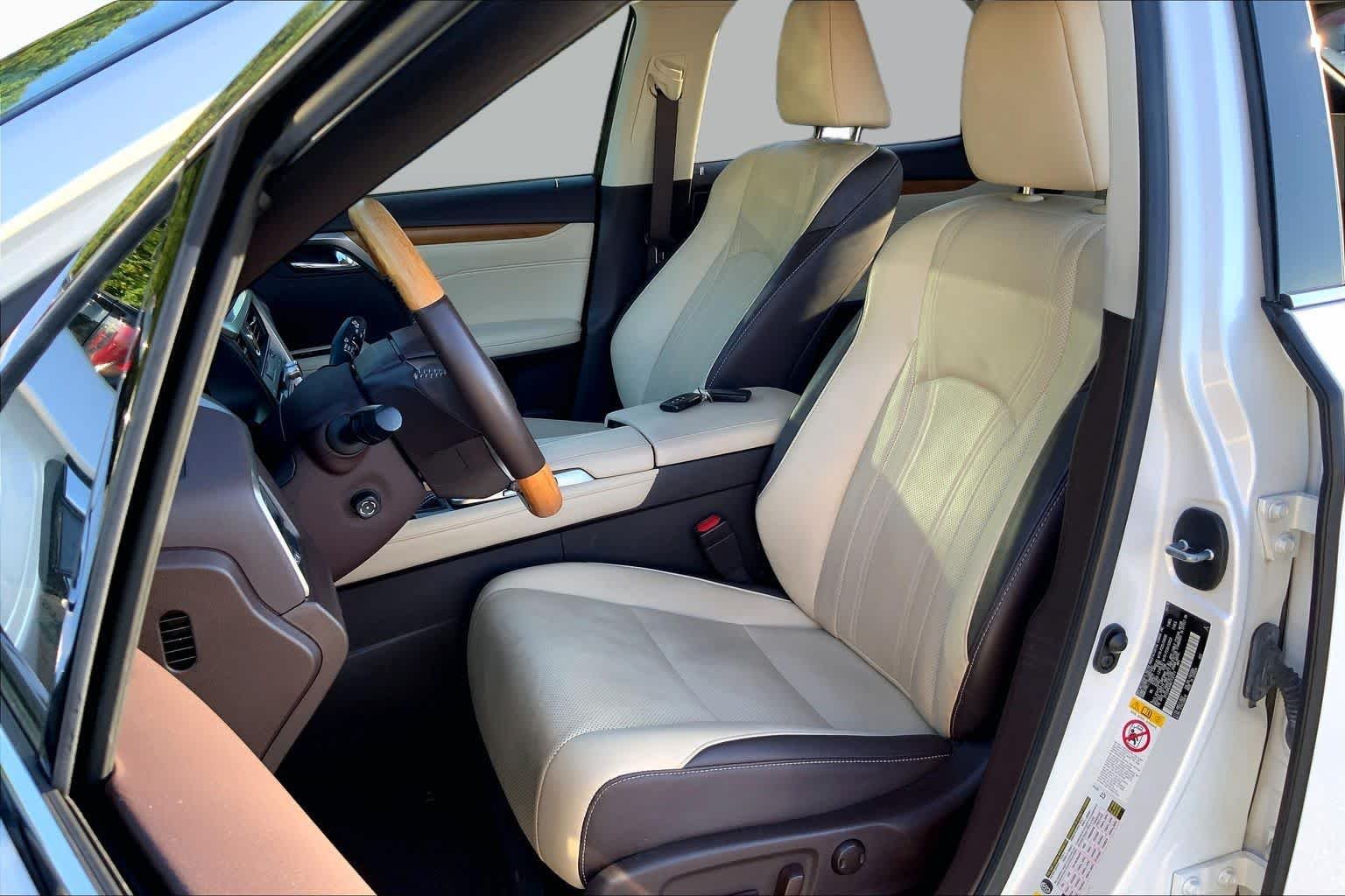 Used 2019 Eminent White Pearl Lexus  image 7