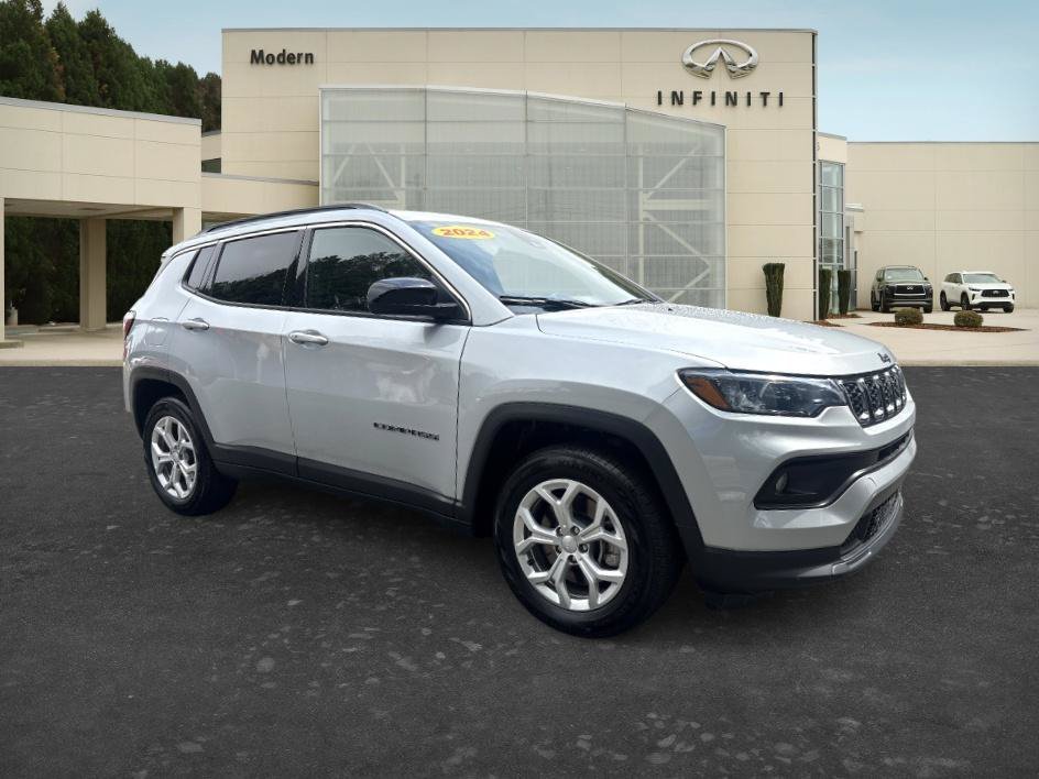 Used 2024 Silver Zynith Metallic Clearcoat Jeep Latitude image 3