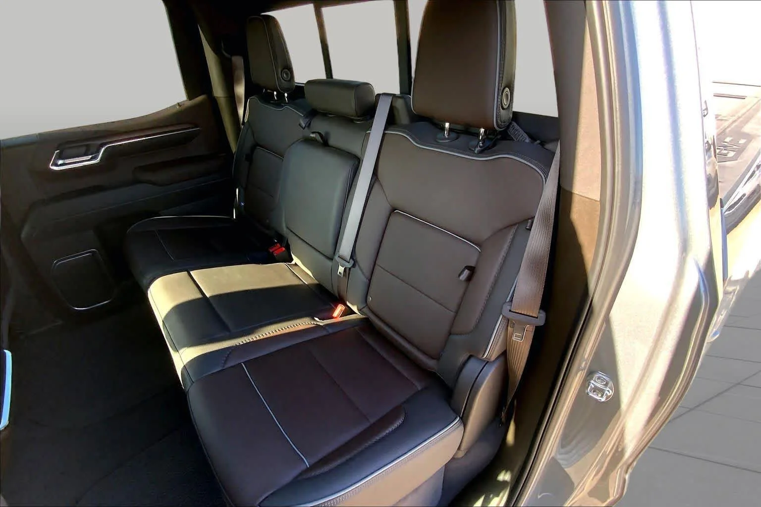 Used 2025 Sterling Metallic GMC Denali image 21