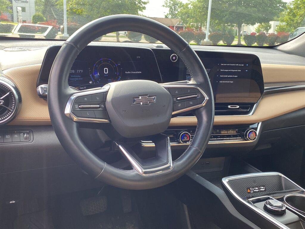 Used 2025 Cacti Green Chevrolet AWD ACTIV image 3