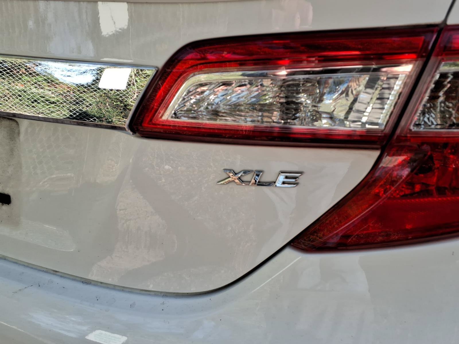 Used 2014 Super White Toyota XLE image 7