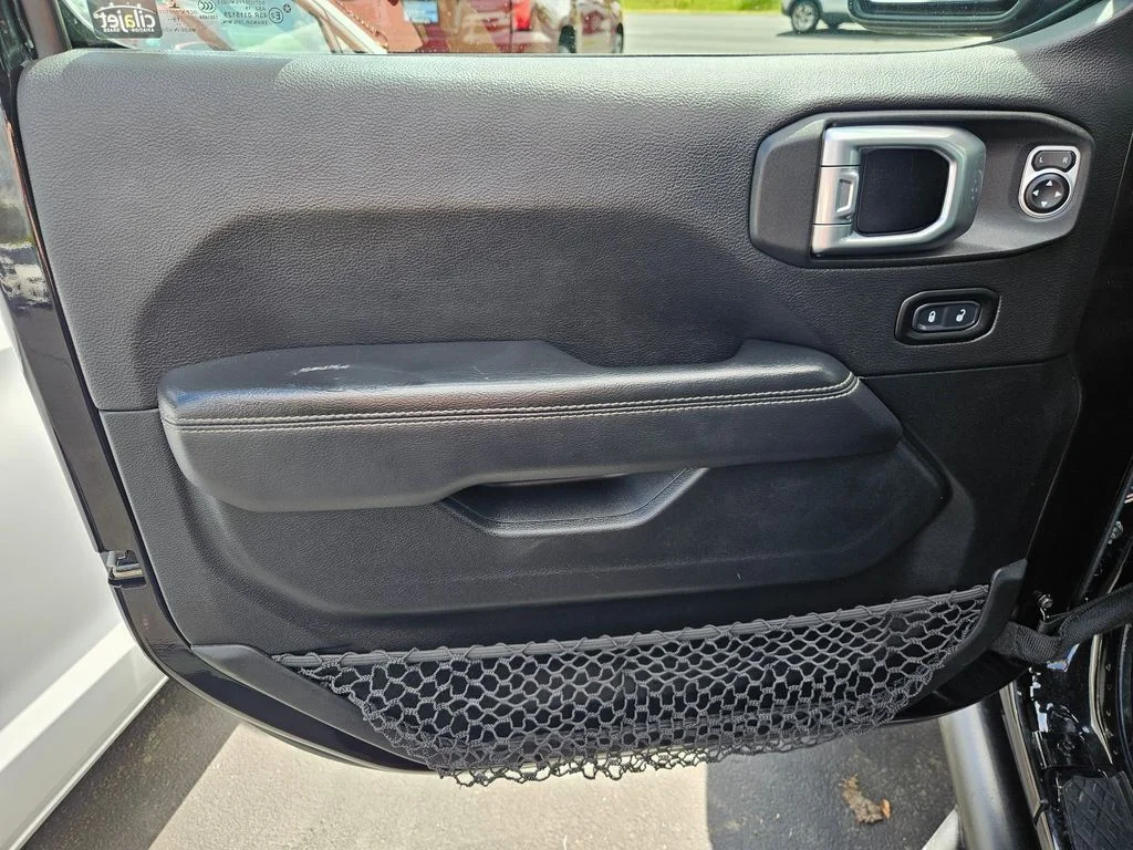 Used 2020 Black Clearcoat Jeep Overland image 10