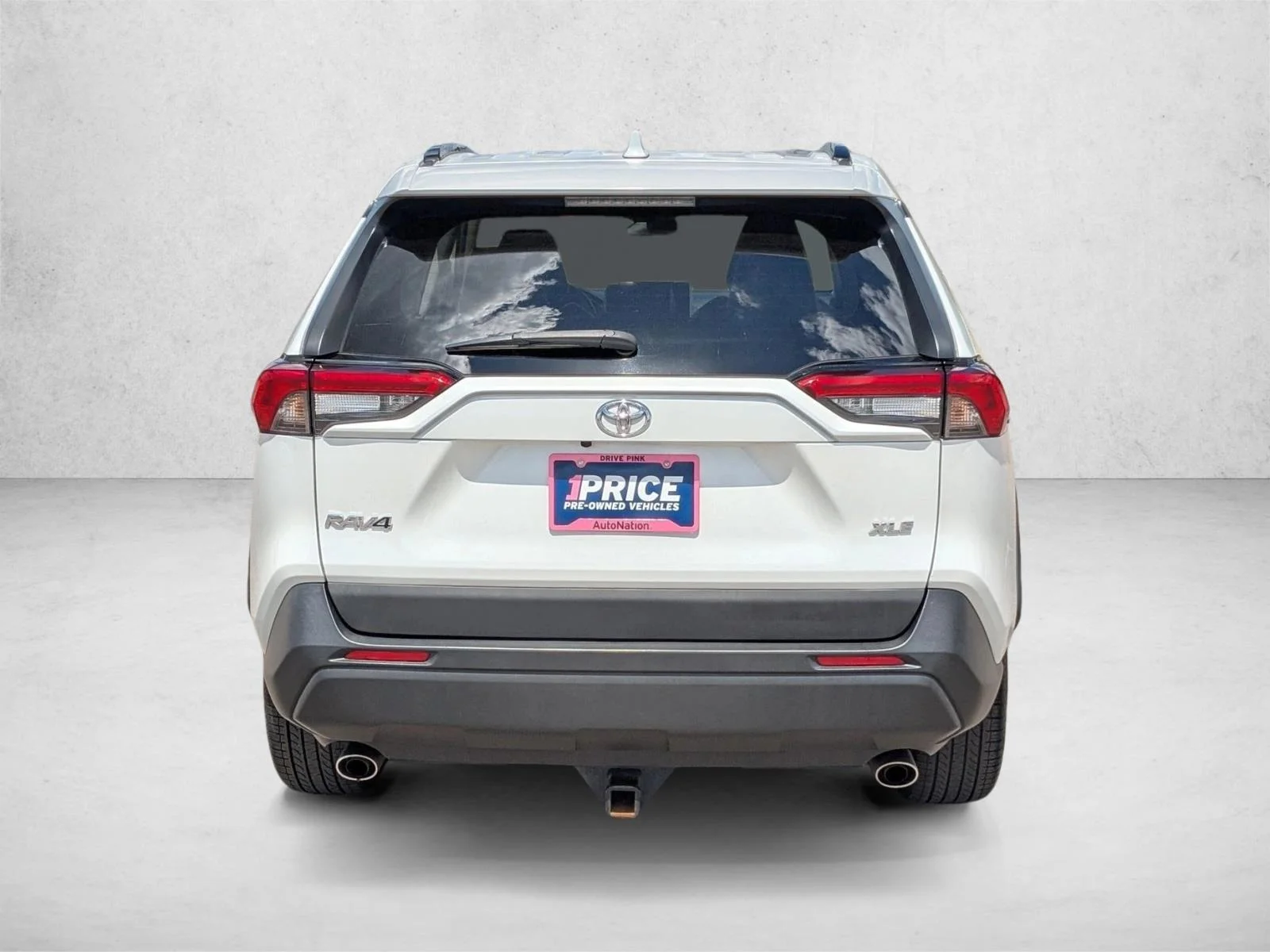 Used 2023 White Toyota XLE Premium image 7