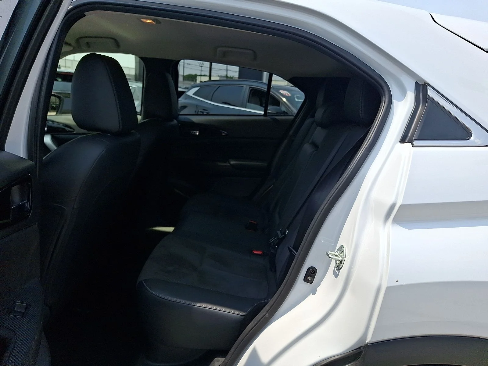 Used 2023 White Mitsubishi SE image 10