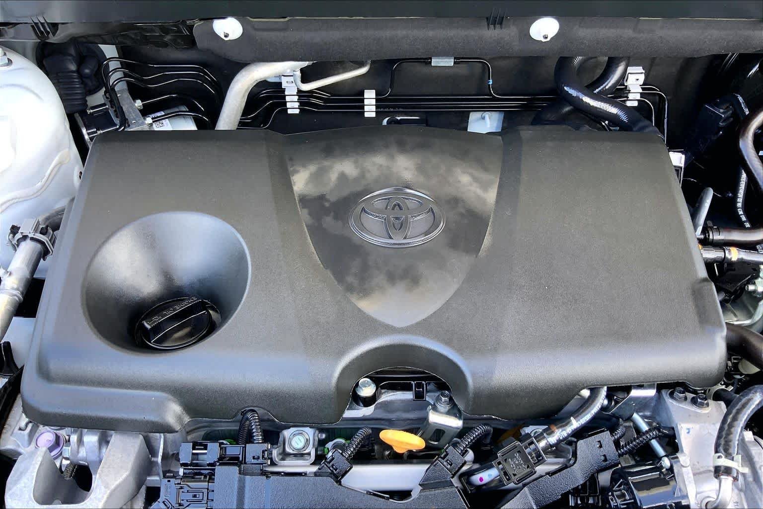 Used 2025 Ice Cap Toyota XLE image 32