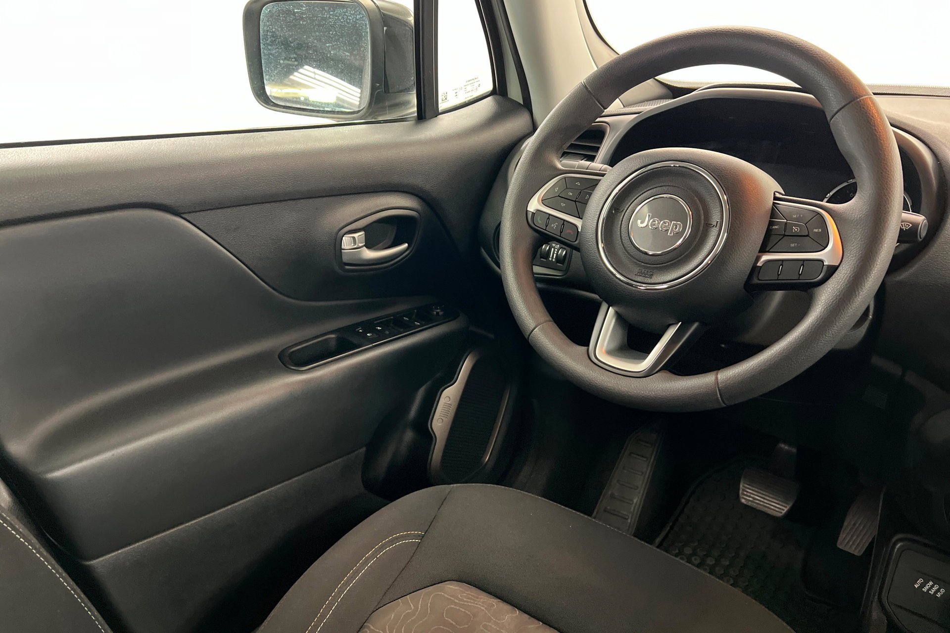 Used 2023 Alpine White Clearcoat Jeep Upland image 12