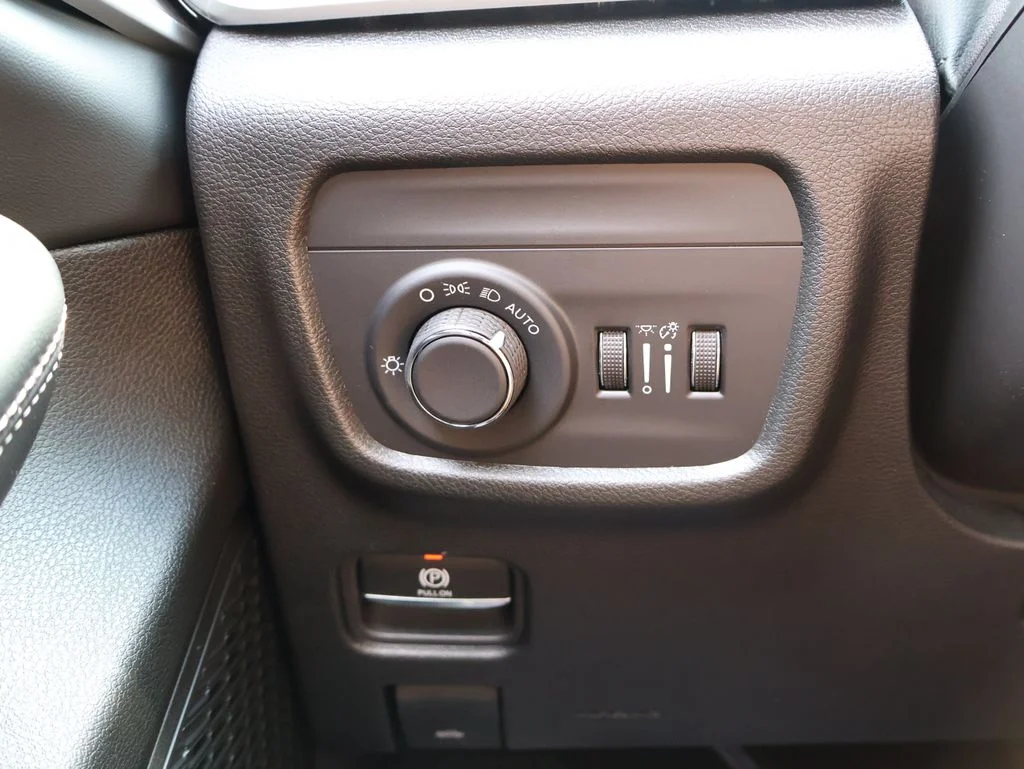 New 2026 Bright White Clear-Coat Exterior Paint Jeep Altitude image 30