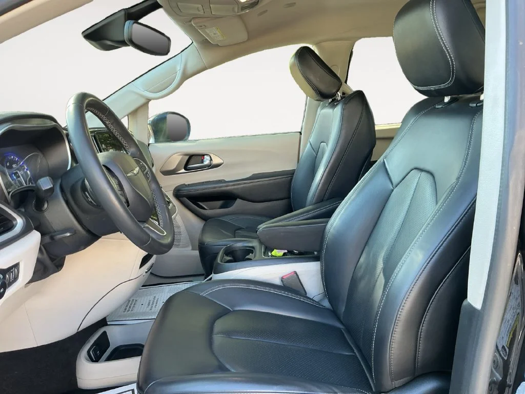 Used 2023 Black Chrysler Touring L image 16