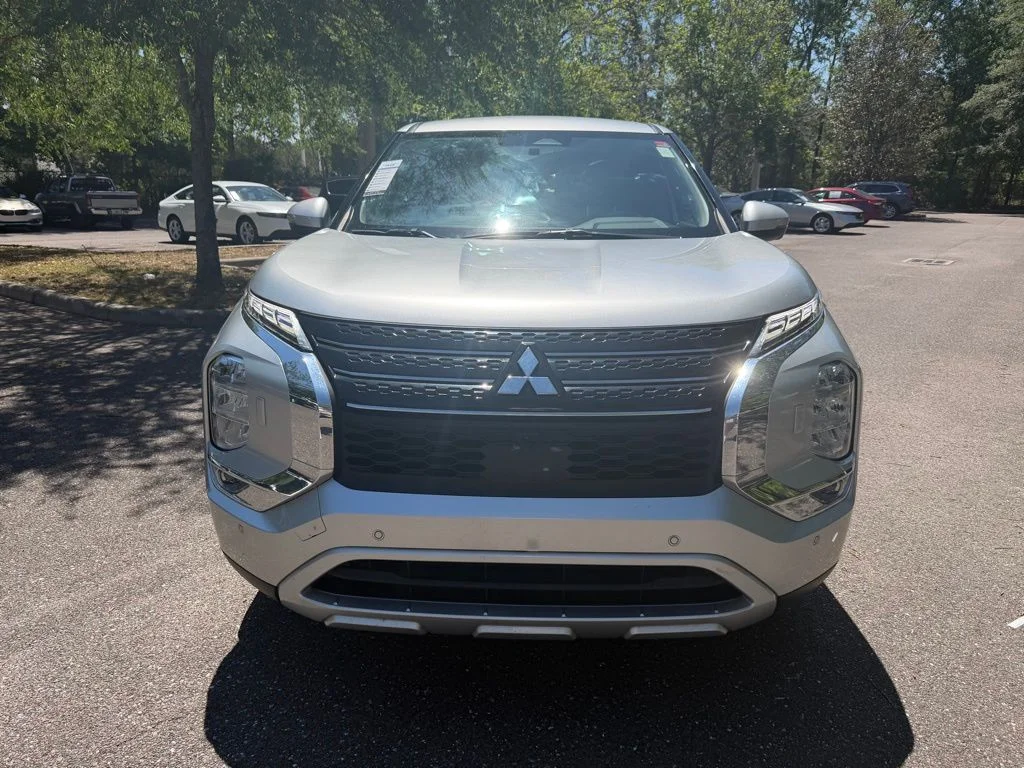 Used 2024  Mitsubishi SE Black Edition image 2