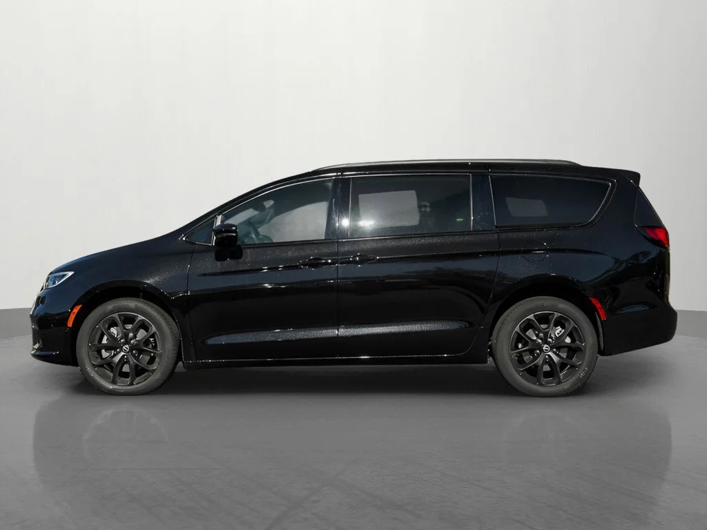 New 2026 Diamond Black Crystal Pearlcoat Chrysler Limited image 3