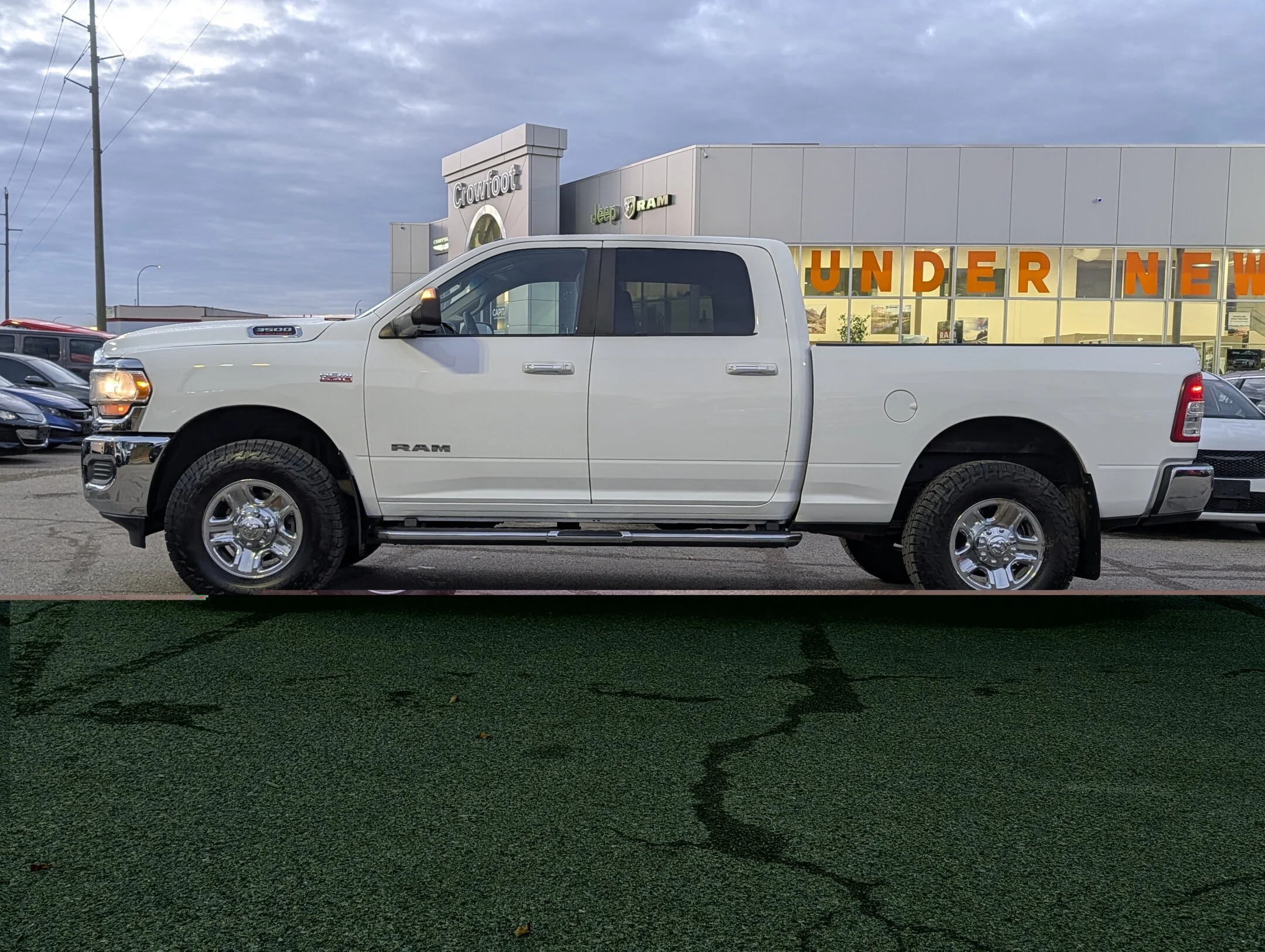 Used 2019 White RAM Big Horn - 6.4L HEMI - Apple CarPlay - Heated - Big Horn 4x4 Crew Cab 64 Box image 5