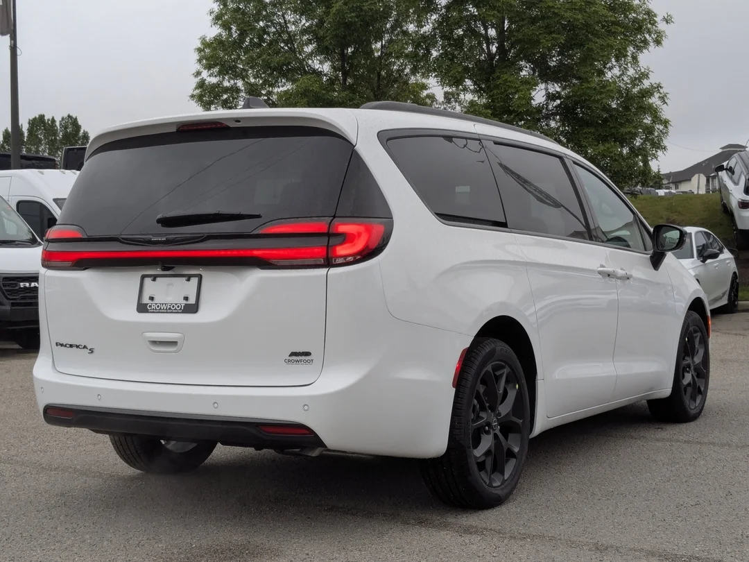 New 2026 White Chrysler Select - - AWD - 3.6L Pentastar V6 - Adaptive Cruise Control - Blind Spot Monitor & More! image 8