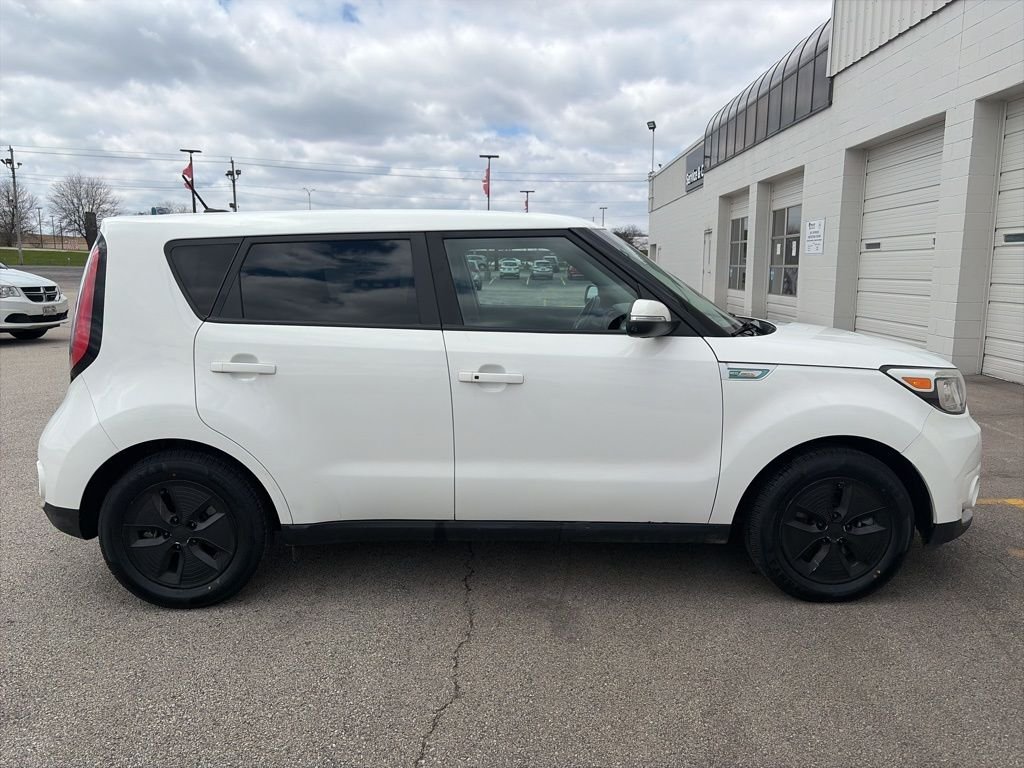Used 2017 White Kia Base image 8