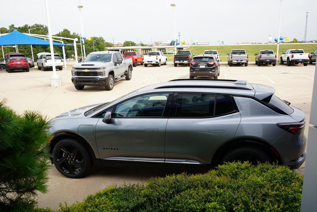 2025 Chevrolet Equinox EV RS - Photo 12