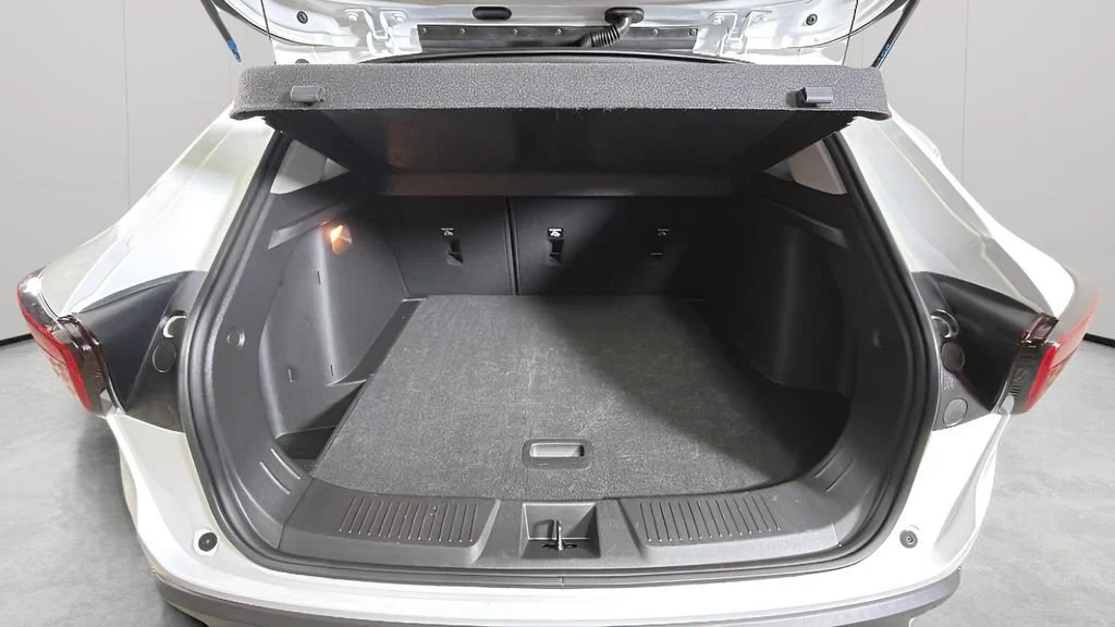 Used 2025 Summit White Chevrolet LT image 28