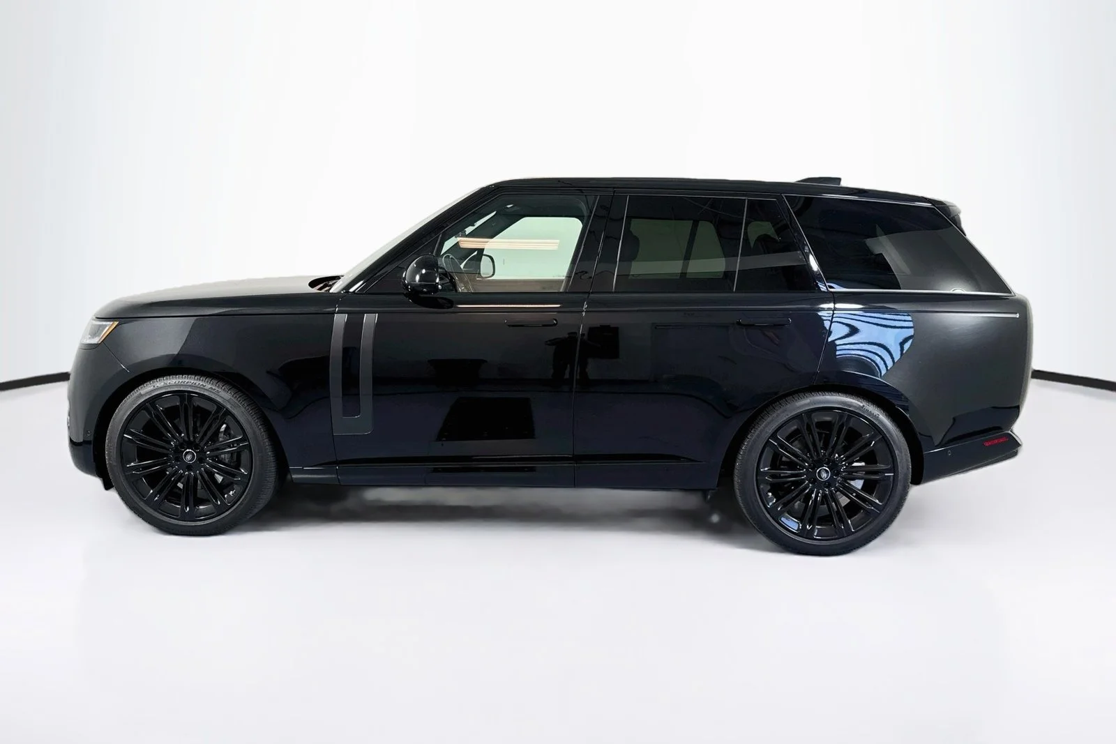 Used 2025 Santorini Black Metallic Land Rover SE image 8
