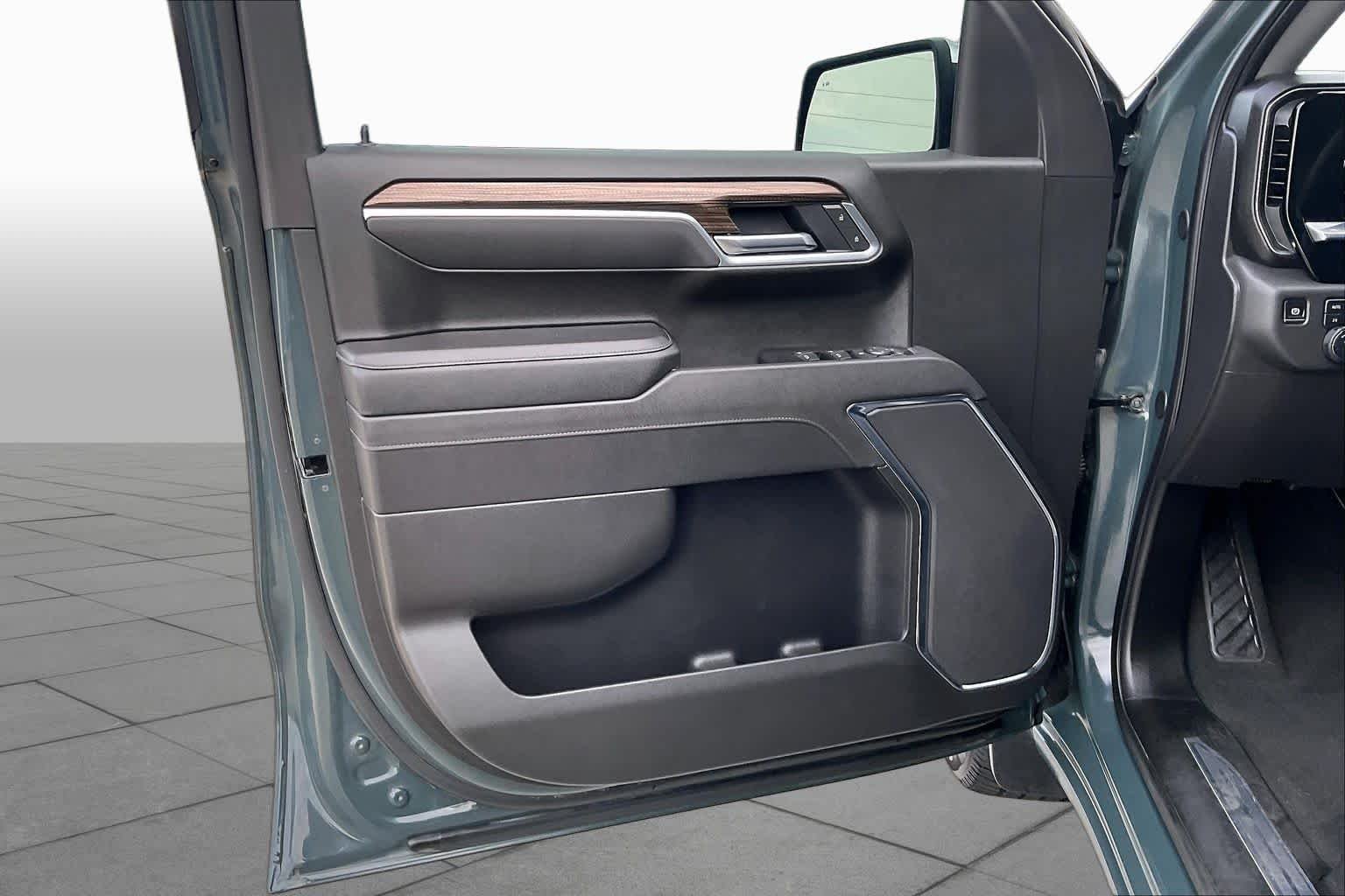 Used 2025 Cypress Gray Chevrolet LT image 41