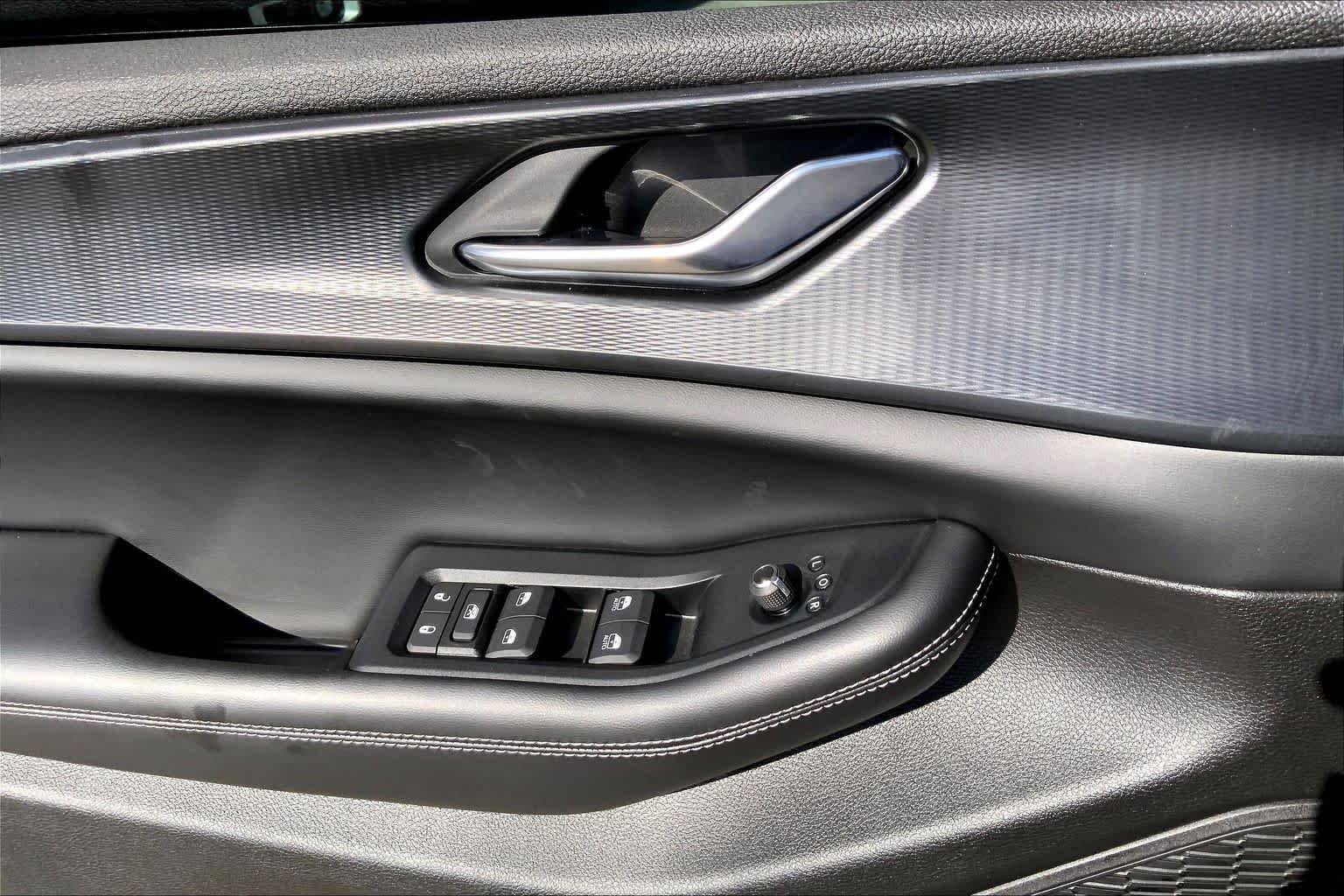 New 2026 Baltic Gray Metallic Clear-Coat Exterior Paint Jeep Laredo X image 17