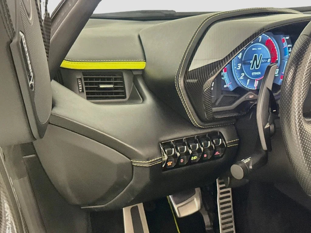 Used 2019  Lamborghini Base image 10