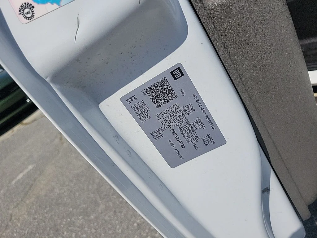 2023 GMC Savana Cargo Work Van - Photo 27