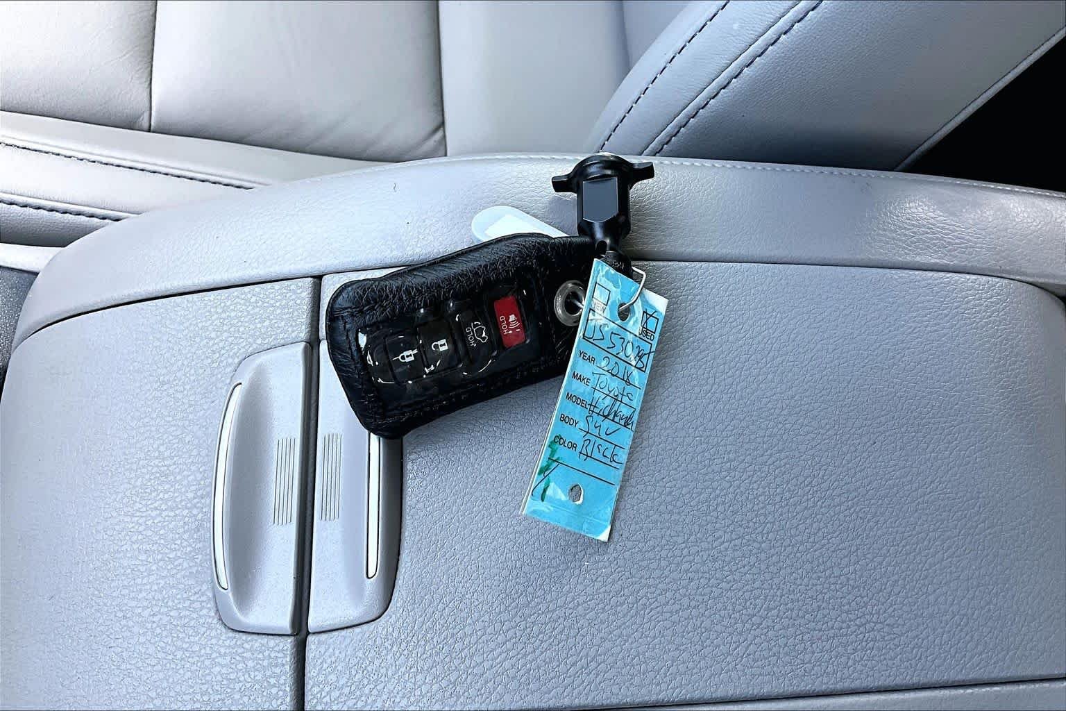 Used 2018 Celestial Silver Metallic Toyota XLE image 15